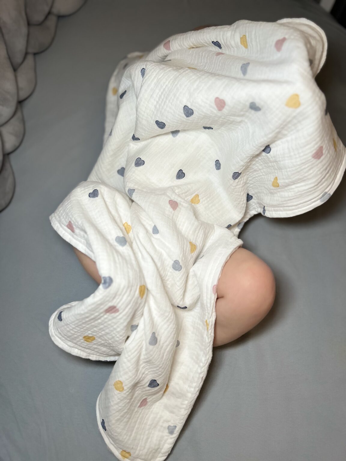 Dvisluoksnis muslino užklotukas "Spalvotos širdelės"