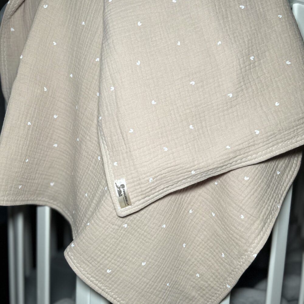 Dvisluoksnis muslino užklotukas “Mini širdelės”