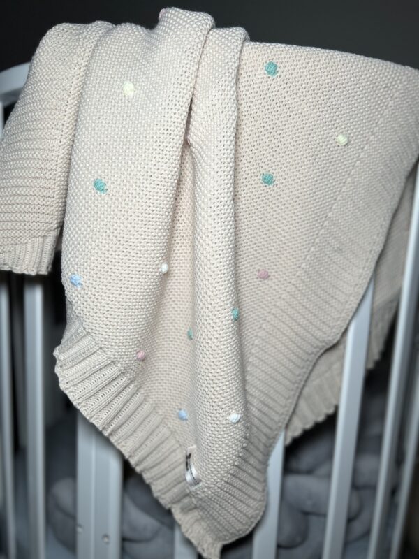 Šiltas medvilnės ir vilnos pledukas “Saldainiukai” smėlio spalvos.