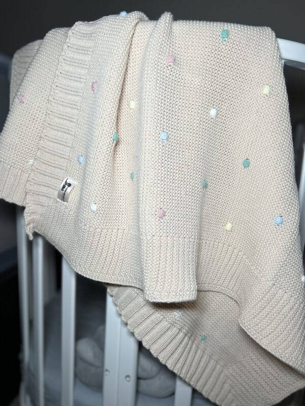 Šiltas medvilnės ir vilnos pledukas “Saldainiukai” smėlio spalvos.