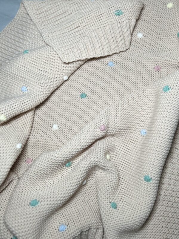 Šiltas medvilnės ir vilnos pledukas “Saldainiukai” smėlio spalvos.