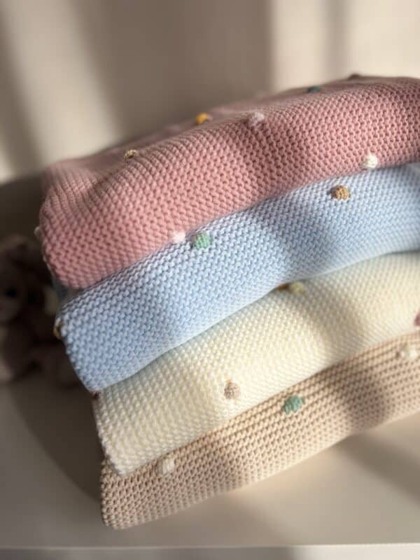 Šiltas medvilnės ir vilnos pledukas “Saldainiukai” baltas.