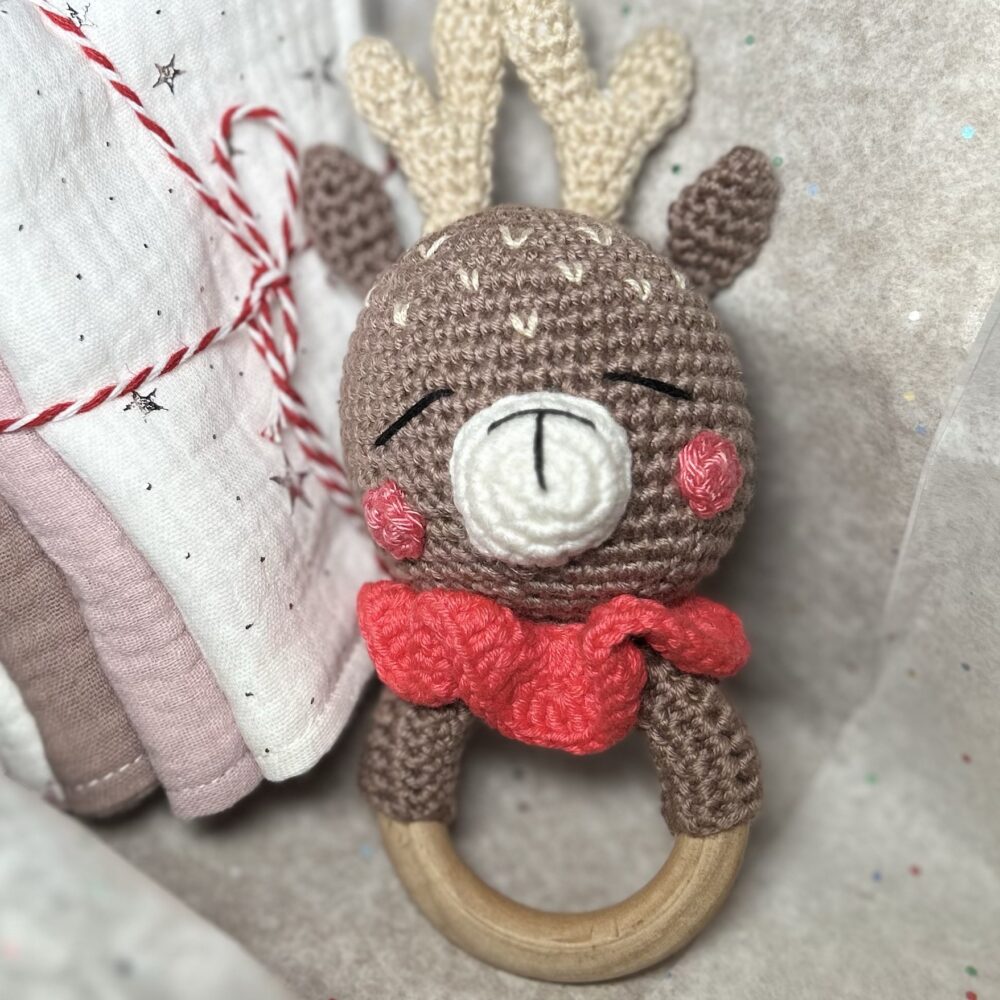 Rankų darbo barškutis/kramtukas “Raudonas”